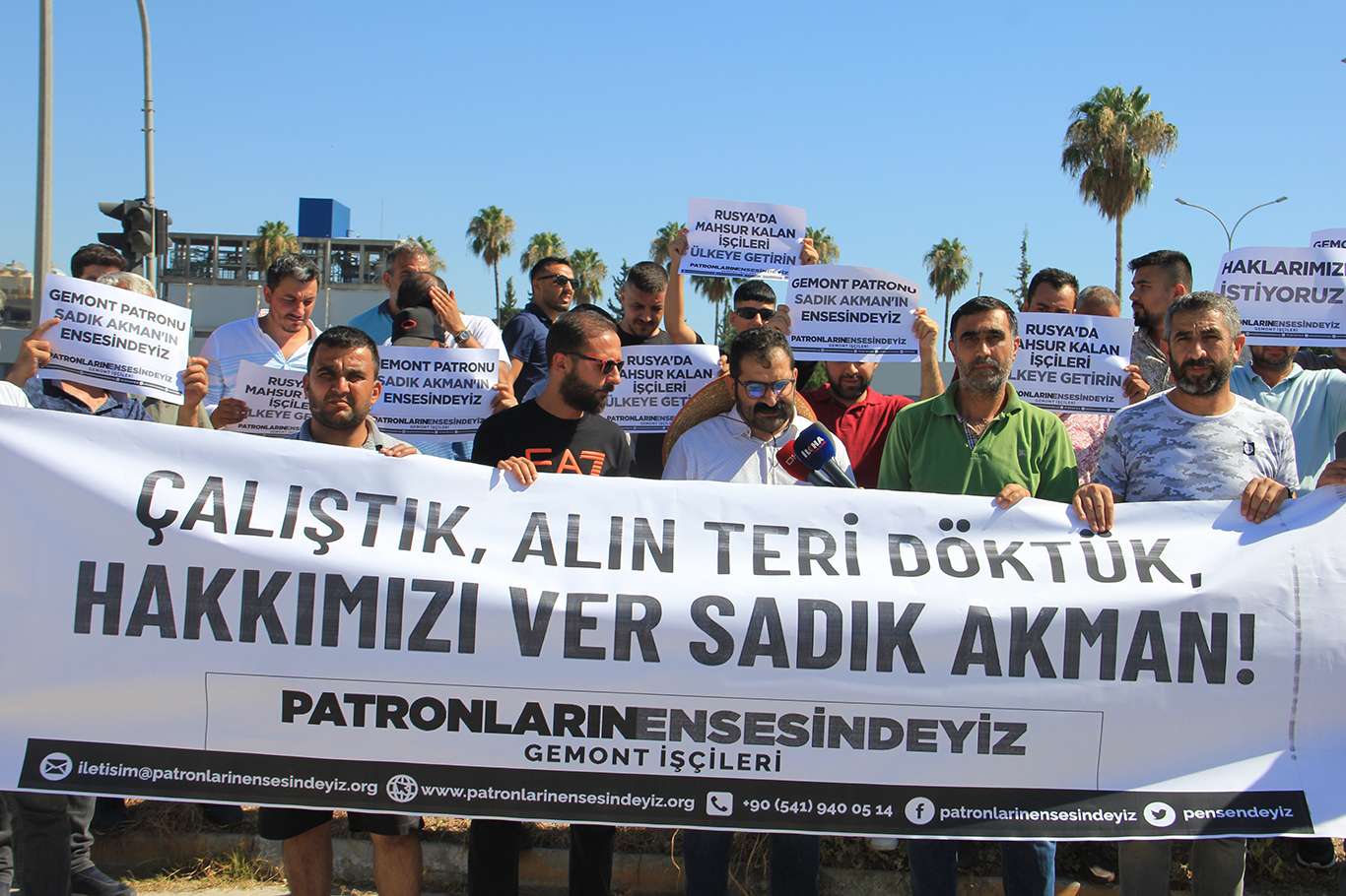 Adana'da, mağdur olduklarını iddia eden işçiler basın açıklaması yaptı Adana'da, mağdur olduklarını iddia eden işçiler basın açıklaması yaptı